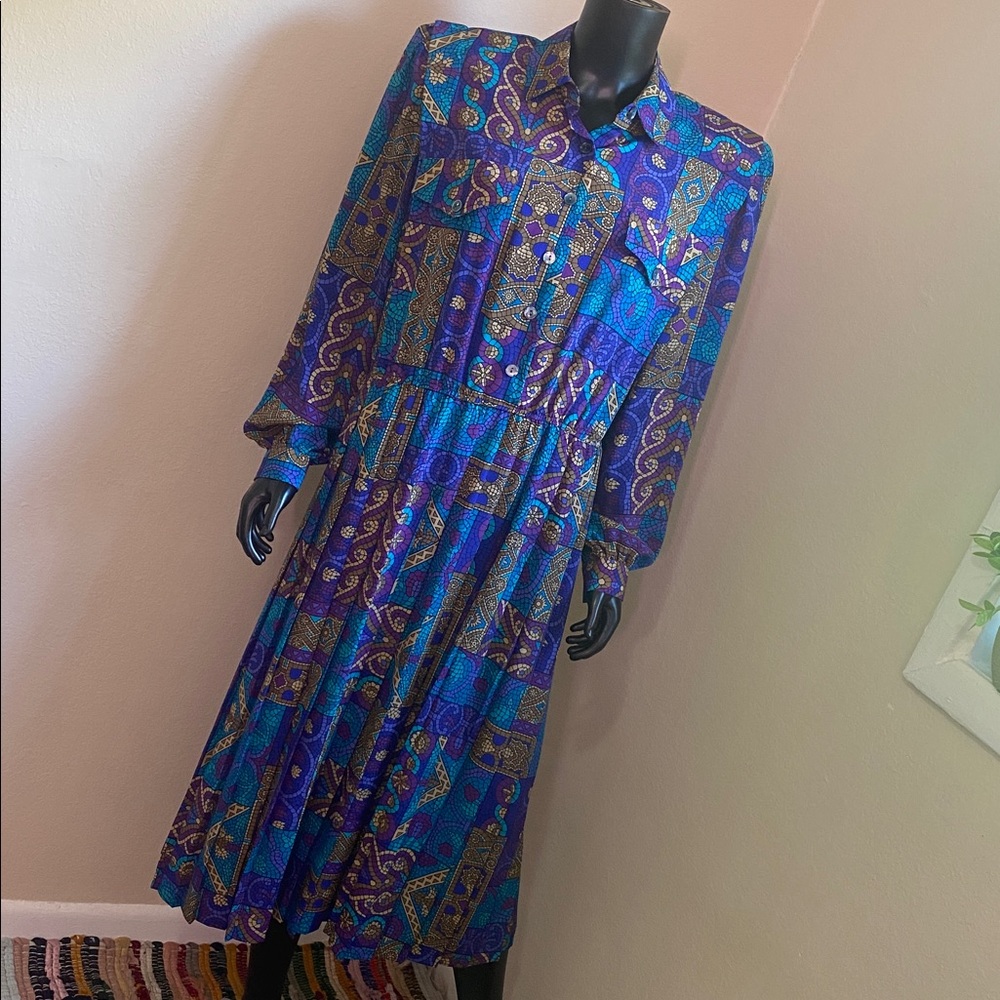 VINTAGE Leslie Fay Beautiful Purple and Teal Long Sleeve Printed Pleated Dress